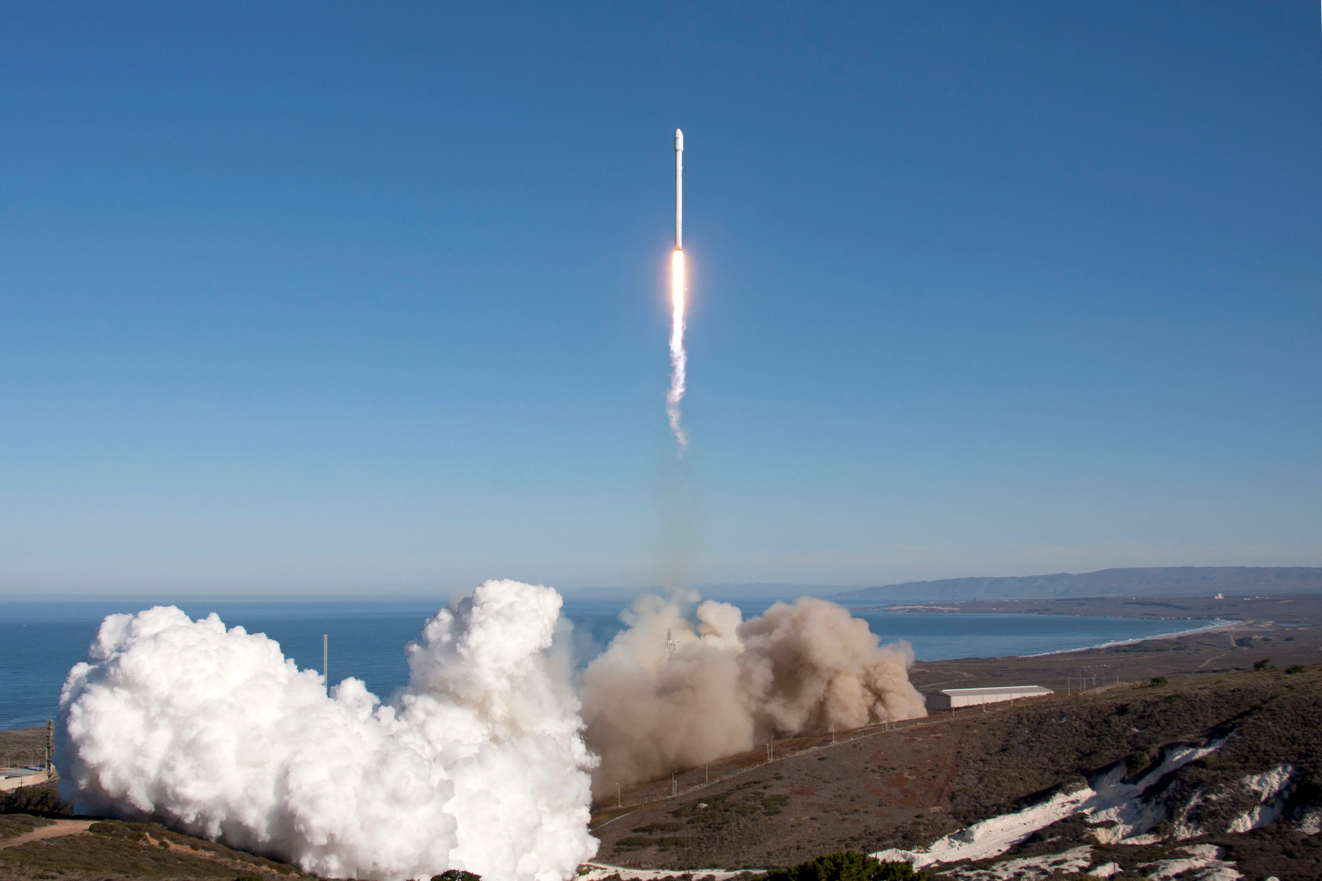 SpaceX sospende i lanci Falcon 9 dopo un errore nello smaltimento del secondo stadio